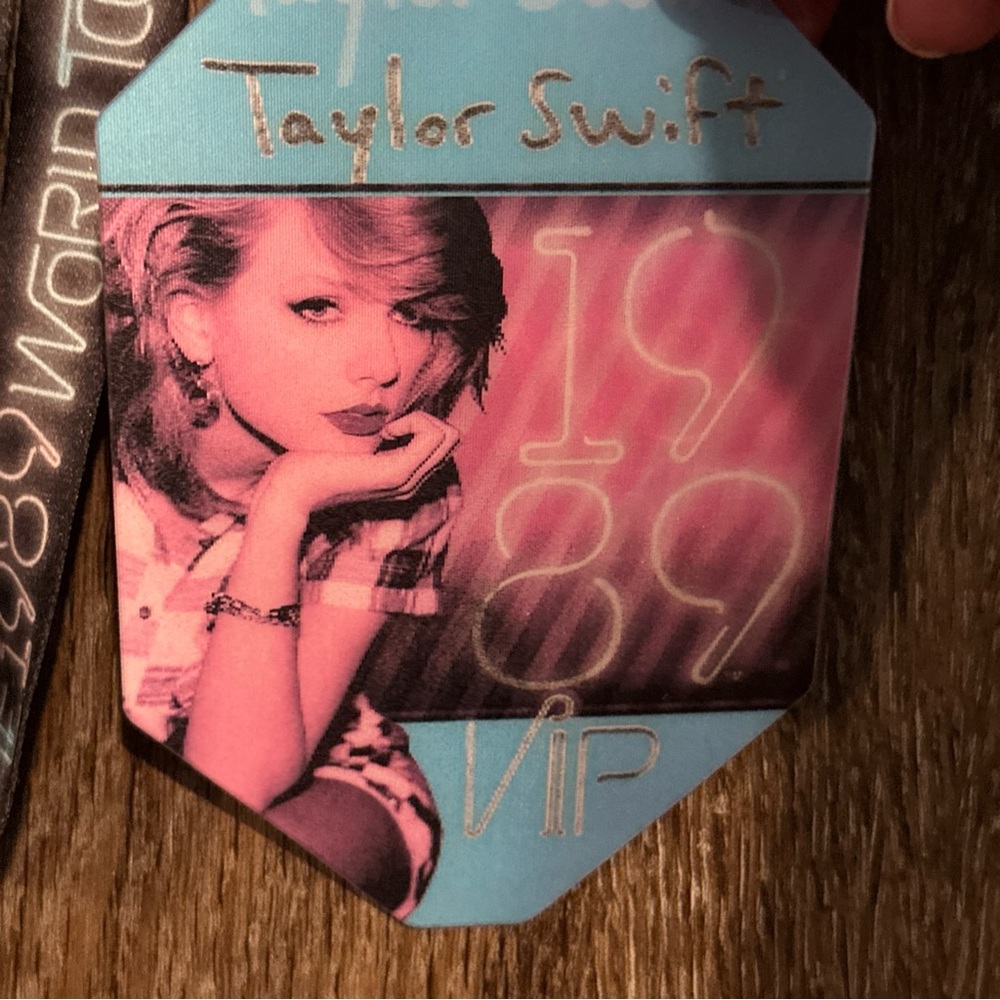 Taylor Swift VIP Pass Bundle - Picture 7 of 9